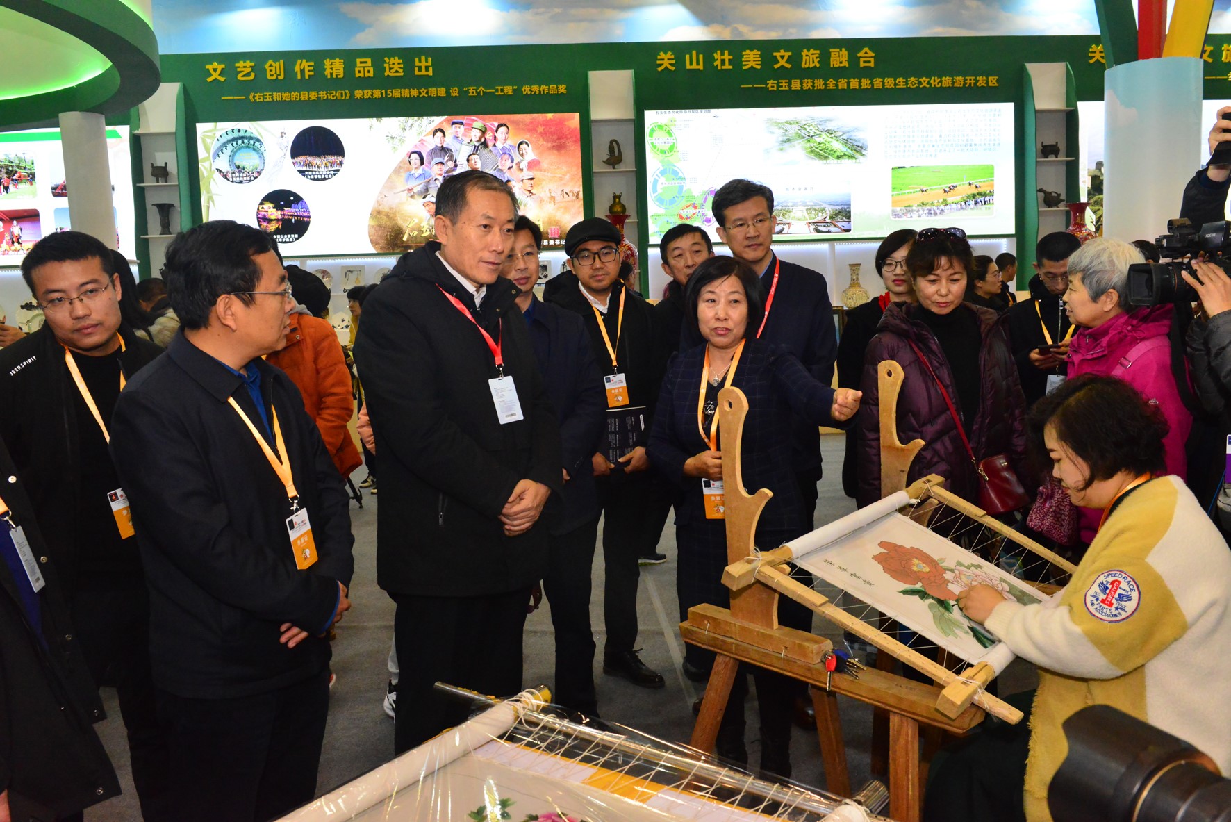 扎根人民沃土，淬煉文藝精品——新華視角下的文藝創作新篇